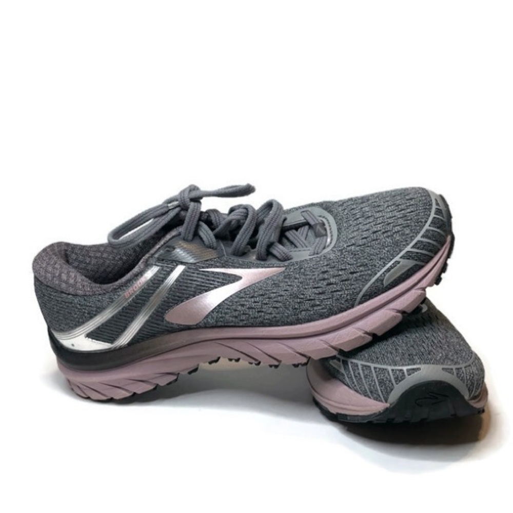 BROOKS ~ SIZE 6